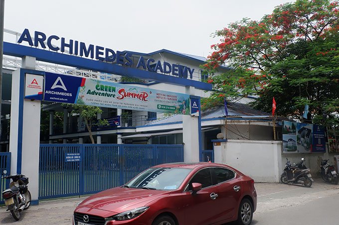 Nhiều ngôi trường tại Hà Nội cũng được trồng cây phượng vĩ, ngày phượng vĩ nở hoa cũng là ngày báo hiệu cho các học sinh chuẩn bị đến ngày nghỉ hè, hay một kỳ thi quan trọng sắp diễn ra