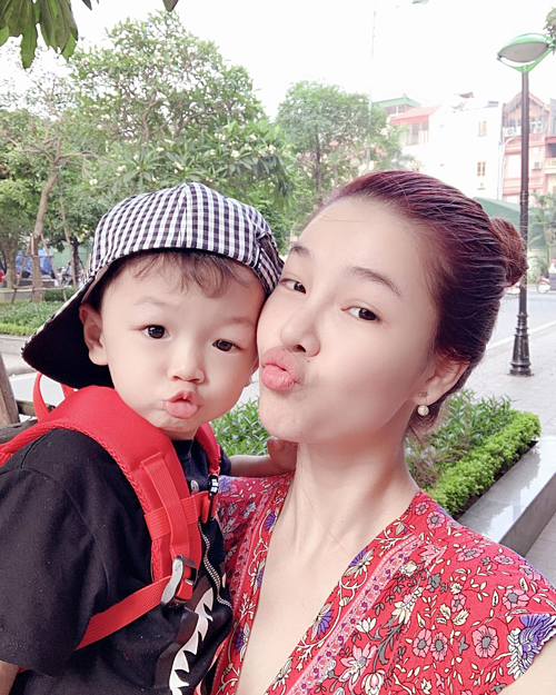 Kỳ Hân để mặt mộc tạo dáng 