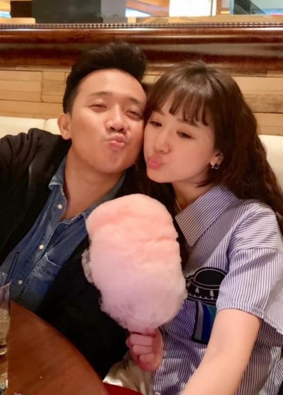 Trấn Thành đăng ảnh bên bà xã và cho biết: 