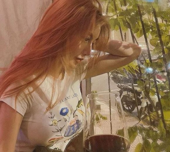 Ở góc chụp nghiêng, nhiều người nhận xét gương mặt của Elly Trần trông khá khác lạ.