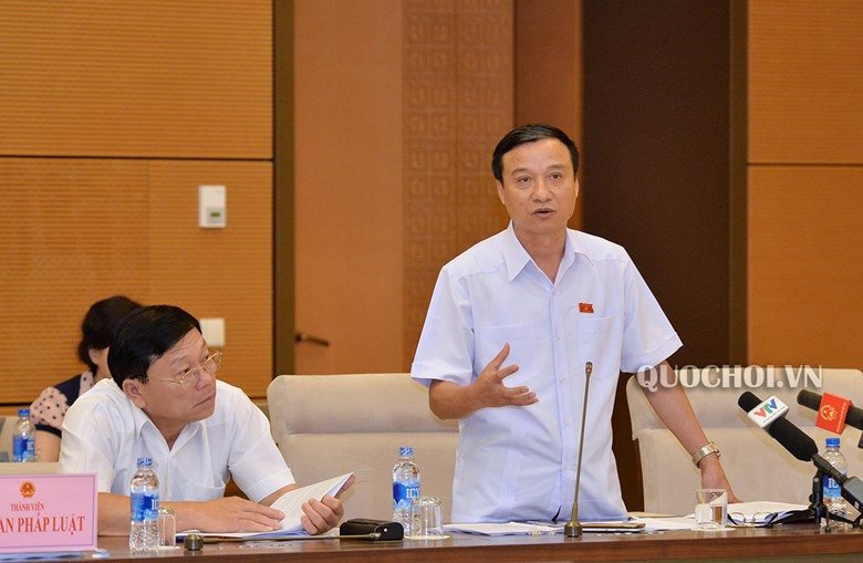 Đại biểu Bùi Văn Xuyền phát biểu tại phiên thảo luận. Ảnh quochoi.vn