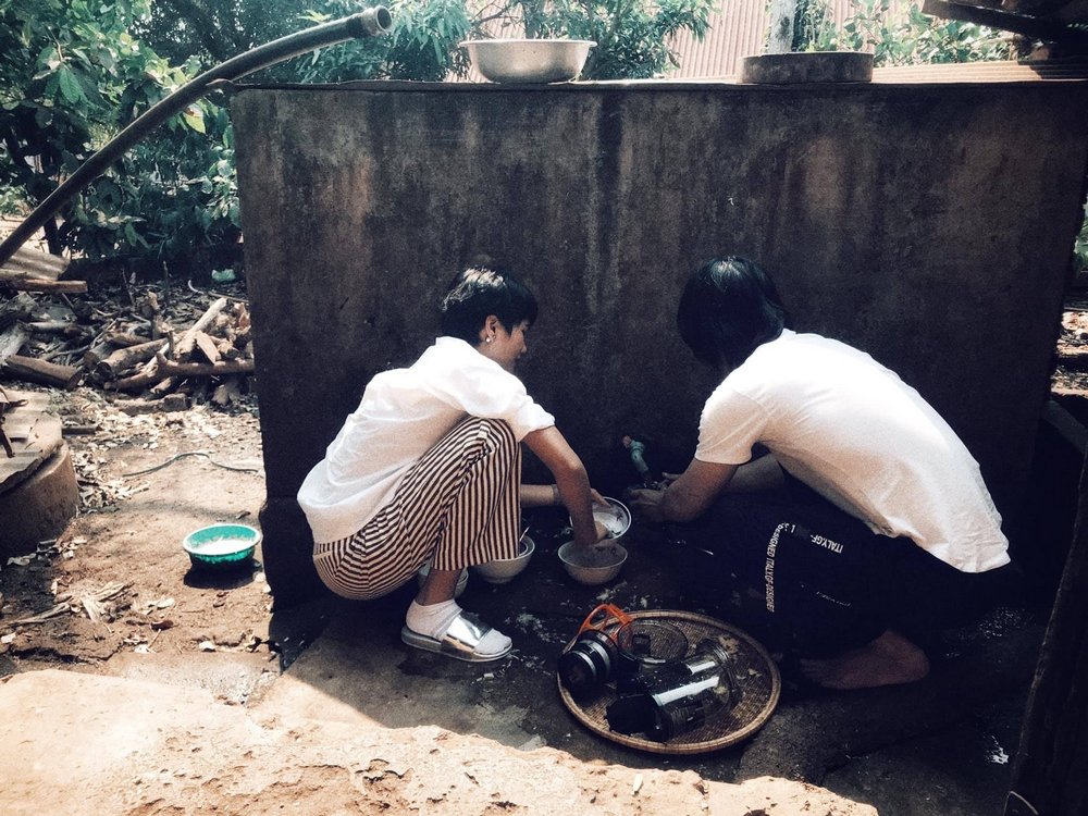 cat-di-chiec-vuong-mien-hoa-hau-hhen-nie-gian-di-den-bat-ngo