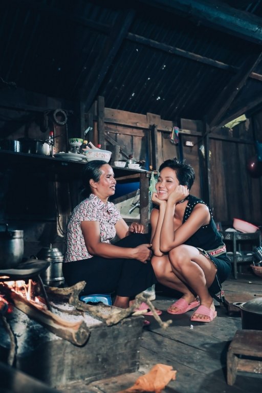 cat-di-chiec-vuong-mien-hoa-hau-hhen-nie-gian-di-den-bat-ngo