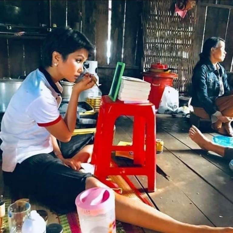 cat-di-chiec-vuong-mien-hoa-hau-hhen-nie-gian-di-den-bat-ngo