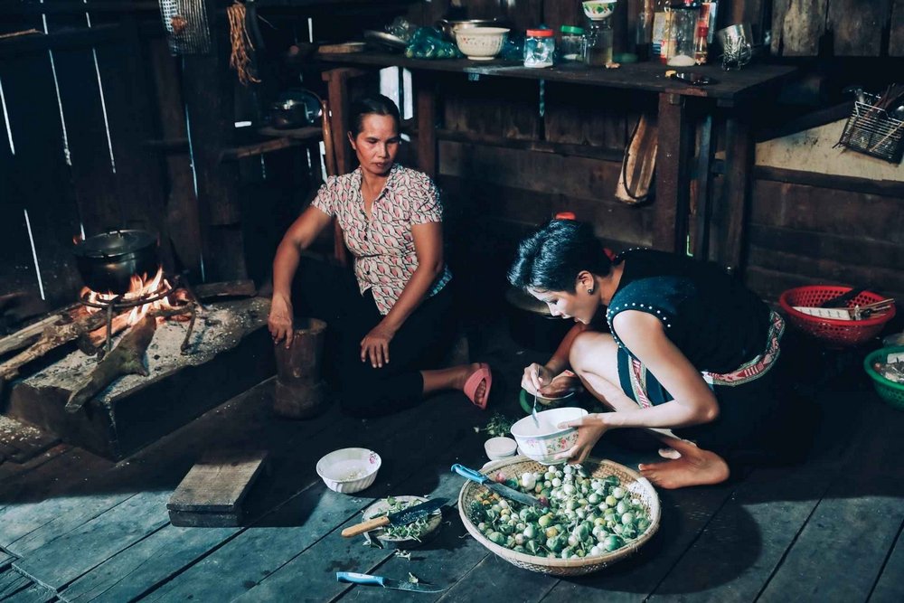 cat-di-chiec-vuong-mien-hoa-hau-hhen-nie-gian-di-den-bat-ngo