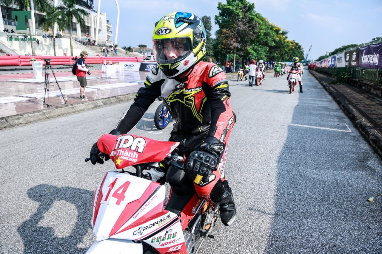 man-nhan-voi-cac-than-gio-trong-giai-dua-moto-hop-phap-dau-tien-o-ha-noi