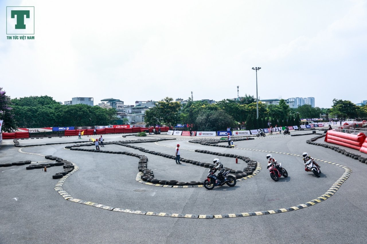 man-nhan-voi-cac-than-gio-trong-giai-dua-moto-hop-phap-dau-tien-o-ha-noi