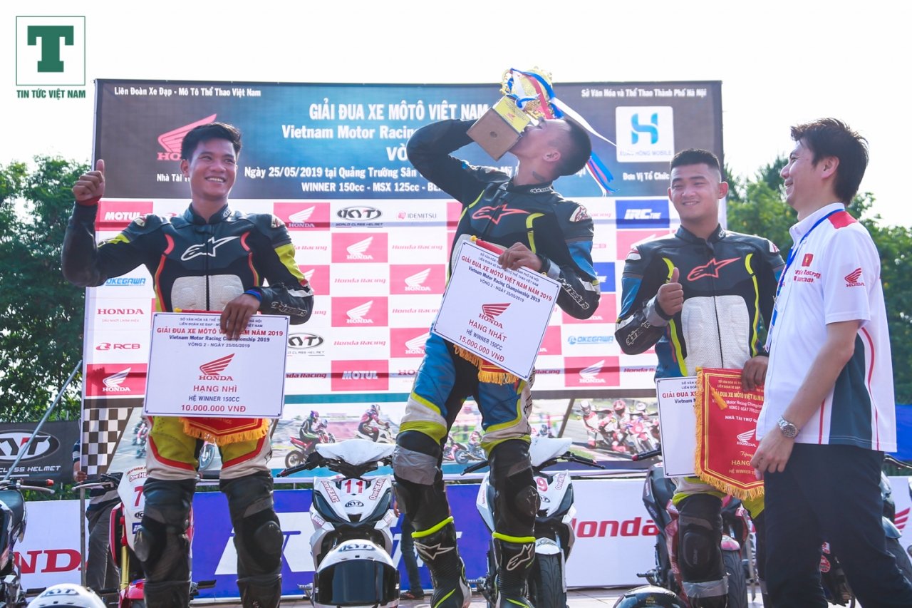 man-nhan-voi-cac-than-gio-trong-giai-dua-moto-hop-phap-dau-tien-o-ha-noi