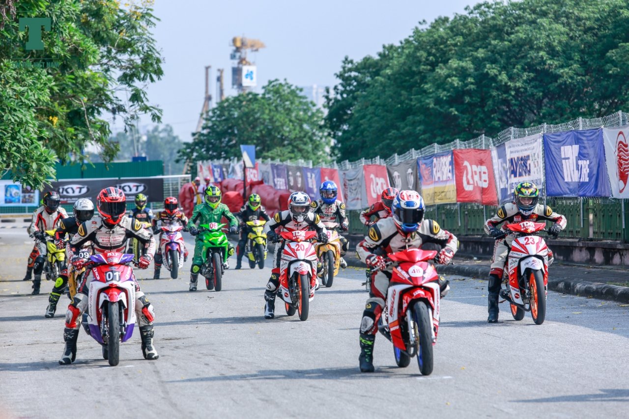 man-nhan-voi-cac-than-gio-trong-giai-dua-moto-hop-phap-dau-tien-o-ha-noi