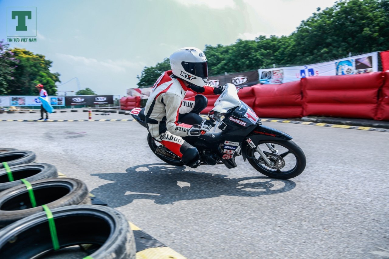man-nhan-voi-cac-than-gio-trong-giai-dua-moto-hop-phap-dau-tien-o-ha-noi