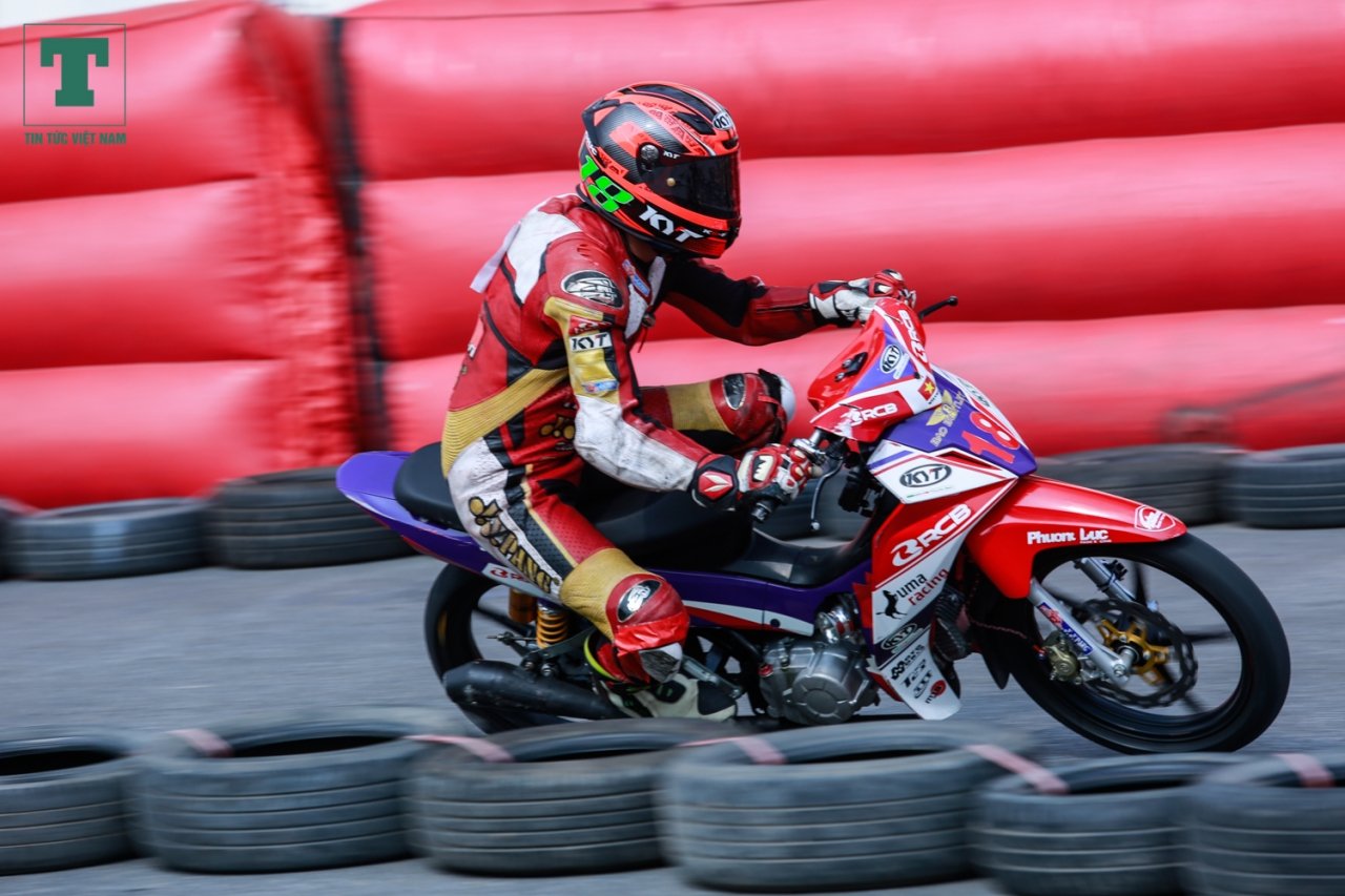 man-nhan-voi-cac-than-gio-trong-giai-dua-moto-hop-phap-dau-tien-o-ha-noi