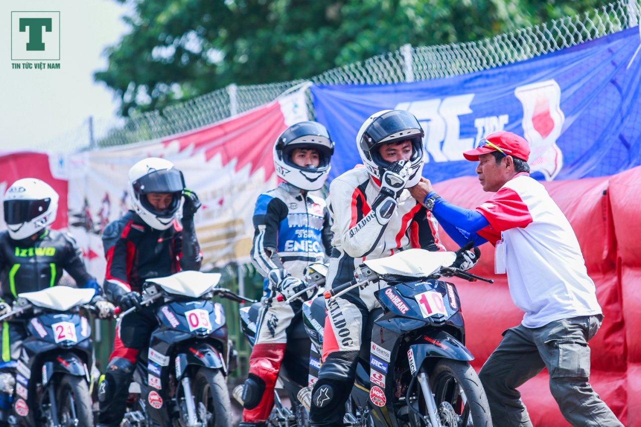 man-nhan-voi-cac-than-gio-trong-giai-dua-moto-hop-phap-dau-tien-o-ha-noi