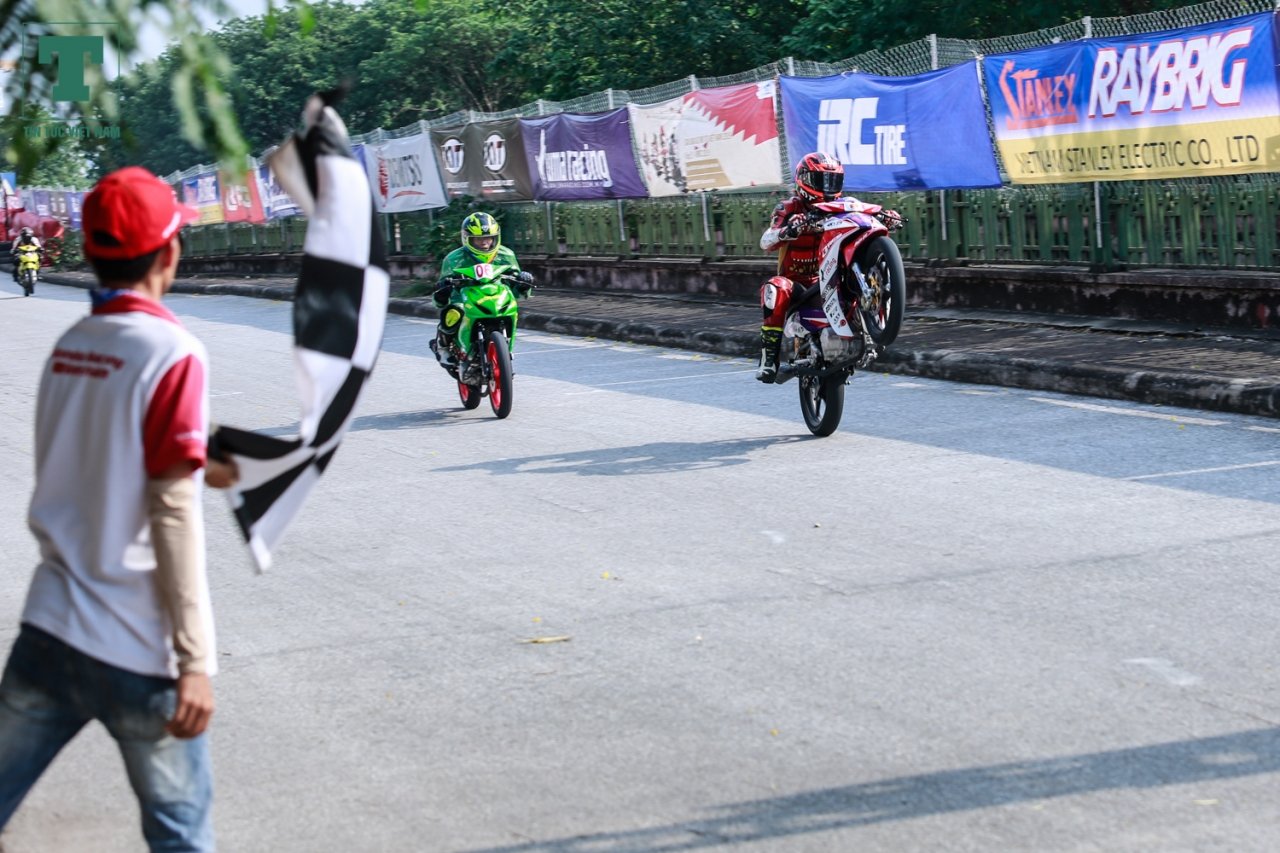 man-nhan-voi-cac-than-gio-trong-giai-dua-moto-hop-phap-dau-tien-o-ha-noi