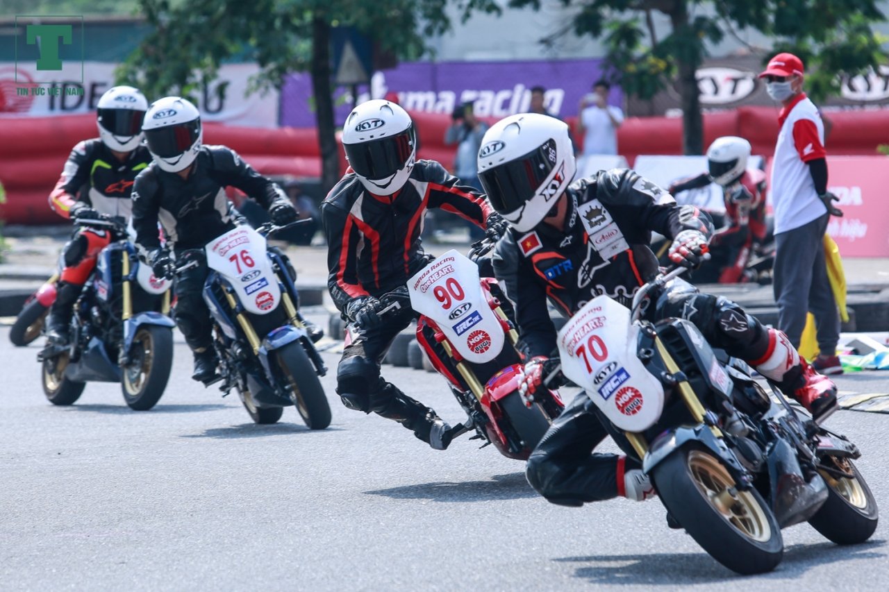 man-nhan-voi-cac-than-gio-trong-giai-dua-moto-hop-phap-dau-tien-o-ha-noi