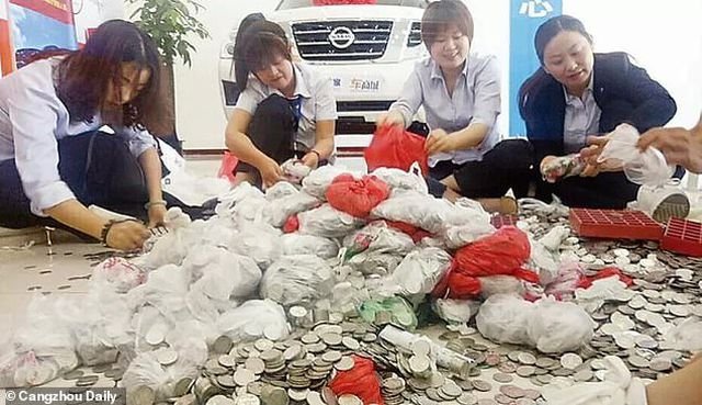 Người phụ nữ tiết kiệm số đồng xu trong 10 năm.
