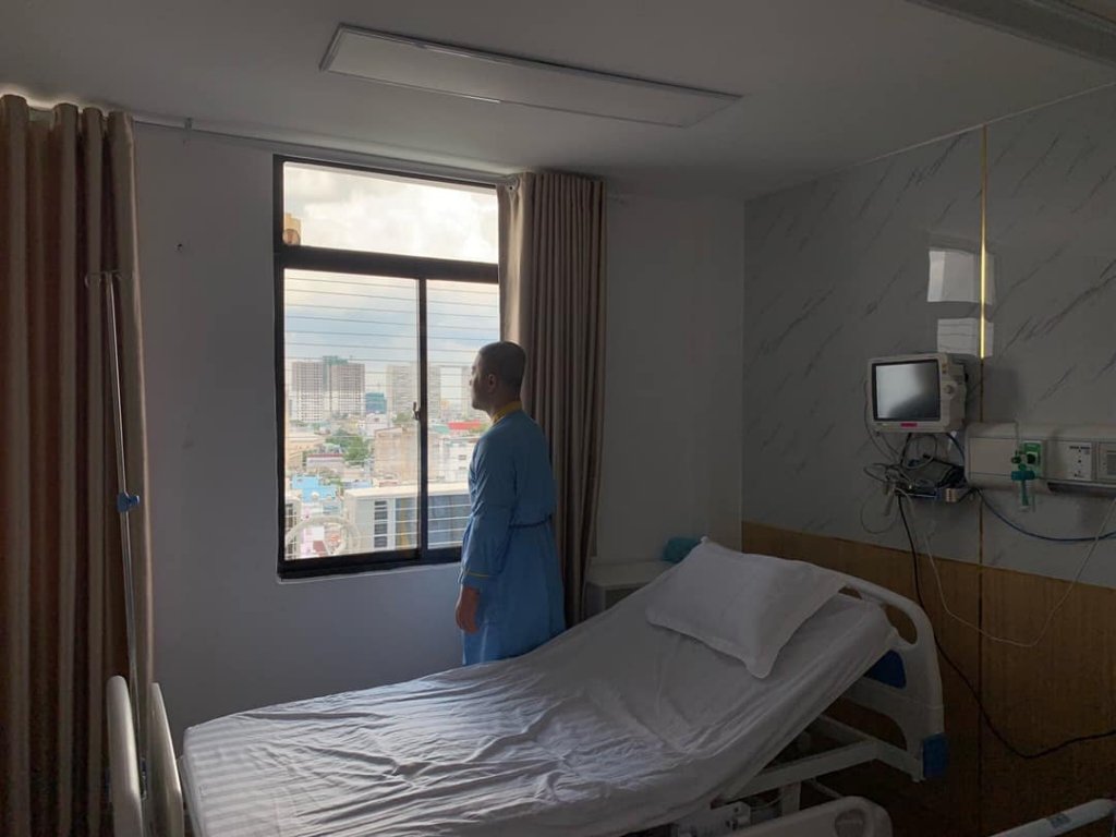 Akira Phan đăng ảnh nằm viện kèm chú thích gây tò mò: 