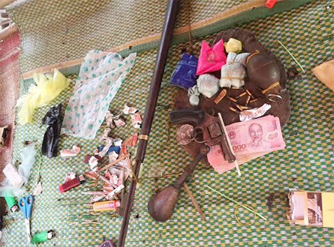 Số vũ khí, ma túy mà lực lượng Công an thu giữ tại lán của Lô Văn Thi.