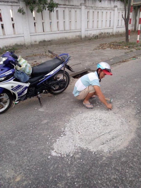 Thấy ụ xi măng cắm thanh sắt giữa đường, chú thợ hồ có hành động khiến dân mạng vỗ tay rần rần