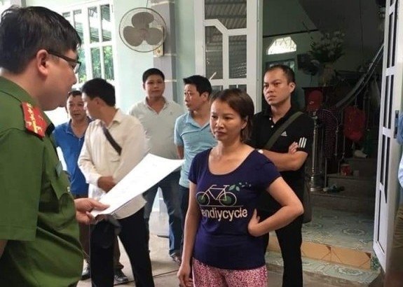 mẹ nữ sinh giao gà