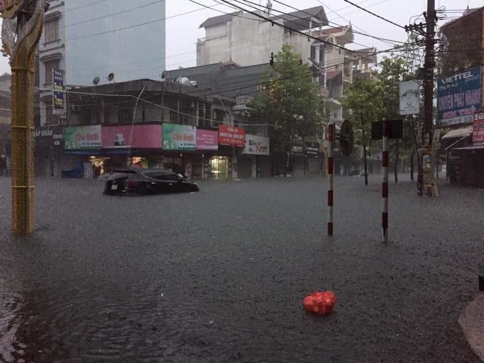 Nhiều tuyến phố ở TP Móng Cái bị chìm trong nước.