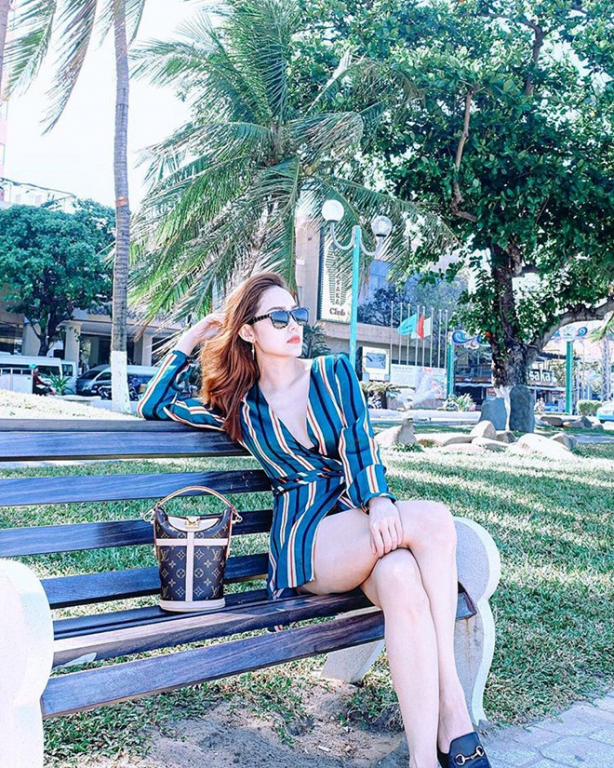 Một chiếc túi hãng LV yêu thích của nữ ca sĩ 32 tuổi có giá trị khoảng 50 triệu đồng. 