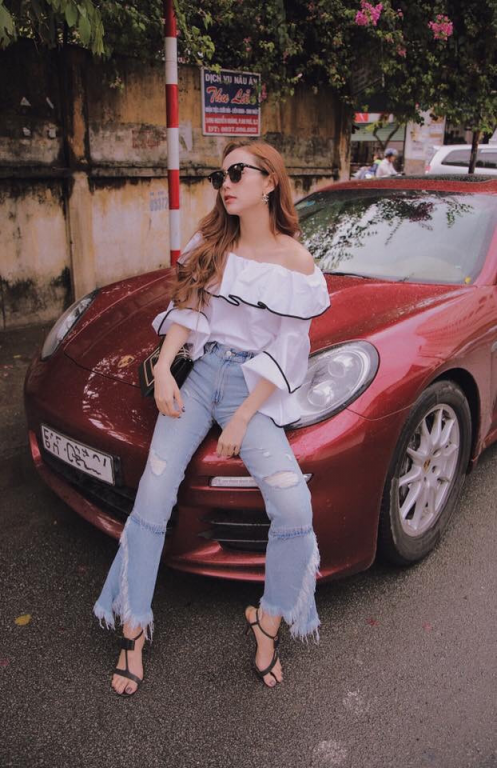 Giọng ca sinh năm 1987 cũng tự tậu cho mình xế khủng để tiện đi lại và phục vụ công việc. Năm 2014, Minh Hằng khiến công chúng ngỡ ngàng khi chi 6 tỉ đồng để sắm chiếc Porsche Panamera hạng sang. Trước đó, người đẹp từng mua xe Lexus có giá khoảng 2,5 tỉ đồng. 