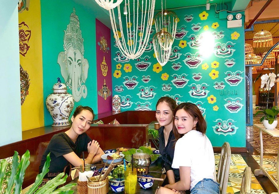 inh Dương Lan Ngọc hẹn hò ăn uống cùng hội 'Gái già lắm chiêu' Thùy Anh và Thoại Tiên. Nữ diễn viên vừa khỏi bệnh, trước đó cô bị sốt siêu vi nặng khiến bạn bè và khán giả lo lắng.