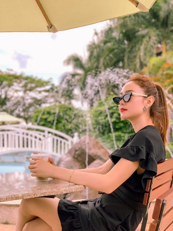 Khoe ảnh thần thái sang chảnh ở vùng đất Tây Nguyên, Minh Hằng viết: “Pleiku đón em bằng buổi sáng rất đẹp nhưng buổi tối diễn thì ướt nhem”.