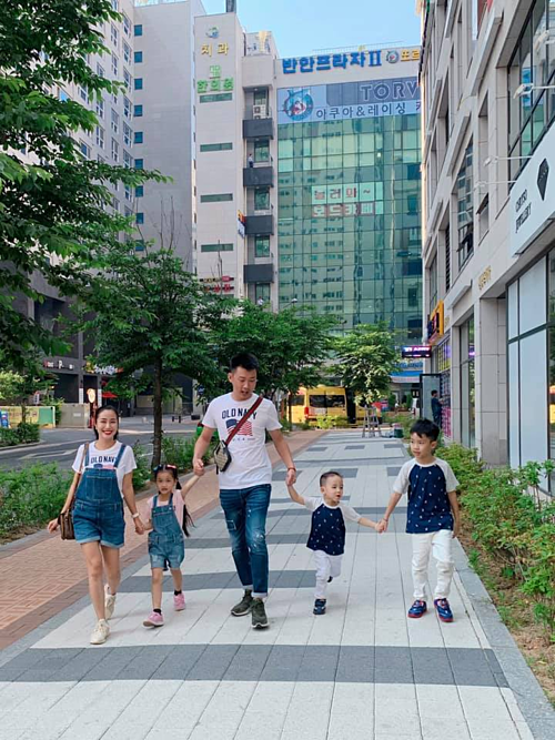 Gia đình Ốc Thanh Vân - Trí Rùa tung tăng trên đường phố Hàn Quốc. 