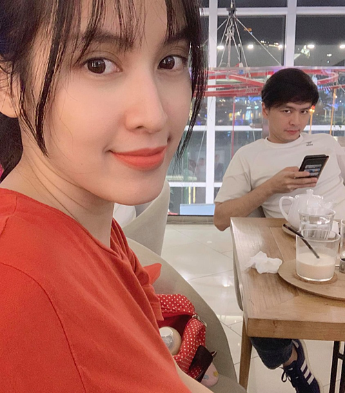 Tú Vi tự tin khoe làn da căng mịn: