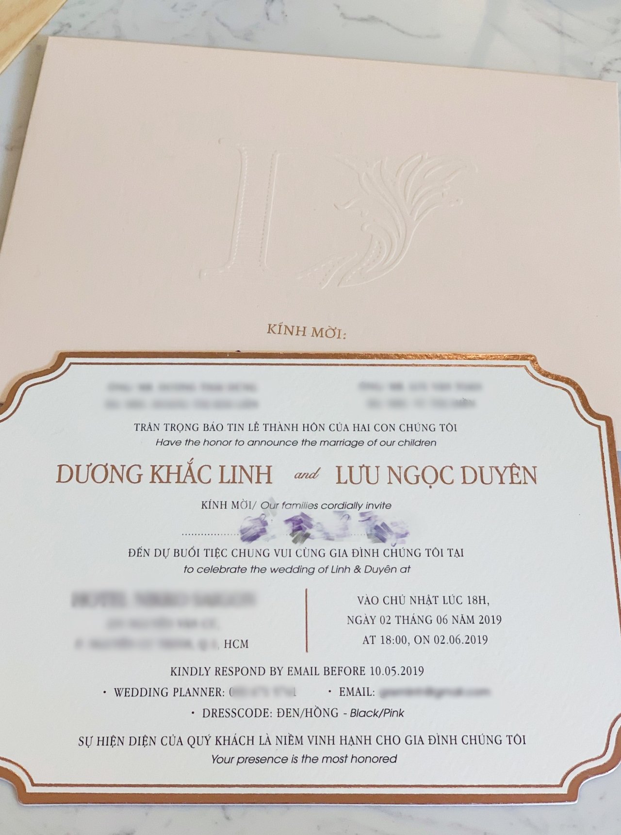 Hôn lễ của Dương Khắc Linh và Sara Lưu sẽ được diễn ra vào 6h chiều ngày Chủ Nhật (2/6) tại một khách sạn 5 sao nổi tiếng ở Quận 5, TP HCM. Đây cũng từng là nơi diễn ra nhiều lễ cưới sang trọng của các cặp đôi nổi tiếng trong showbiz Việt trước đó.