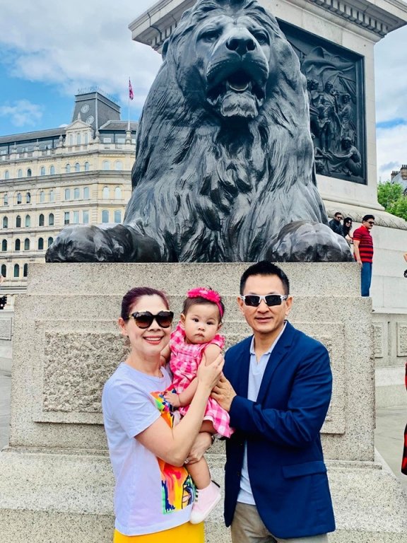 Ca sĩ Thanh Thảo hạnh phúc bên chồng và con gái khi đi dạo trên đường phố London.
