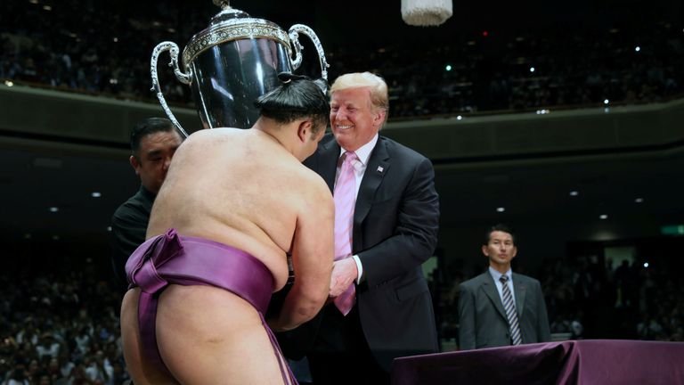 Tong thong Trump trao cup cho nha vo dich sumo Nhat Ban hinh anh 1