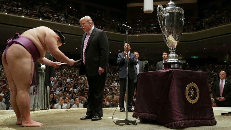 Tong thong Trump trao cup cho nha vo dich sumo Nhat Ban hinh anh 2