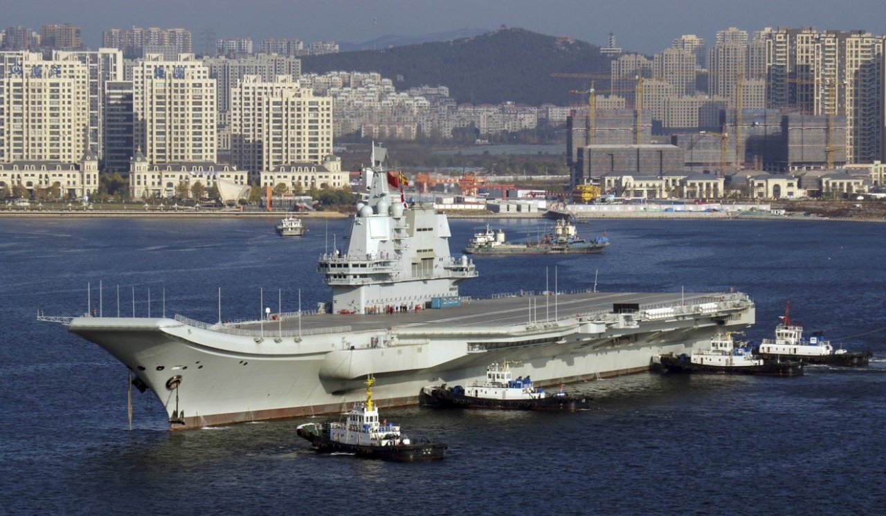 Tàu sân bay Type 001A của Trung Quốc có một ván trượt để các máy bay như chiến đấu cơ J-15 cất cánh.