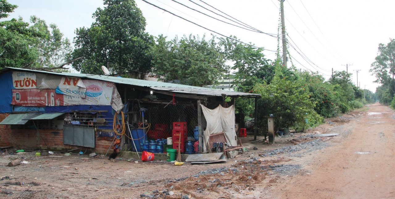 Bên trong dự ánKhu đô thị đại học quốc tế Việt Nam (VIUT) là những căn nhà lụp xụp. Ảnh: Duy Khánh.