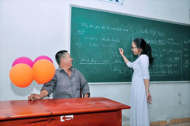 Chuyện về người cha nghèo 10 năm trời lặng lẽ cầm bóng bay đến xem con gái nhận thưởng trong ngày bế giảng - Ảnh 2.
