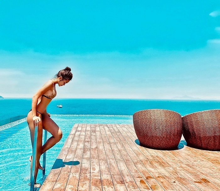 Á hậu Hoàn vũ Việt Nam Mâu Thủy diện bikini thả dáng trước biển khoe vòng 3 nóng bỏng trong chuyến du lịch Đà Nẵng.