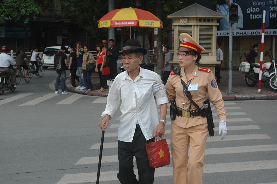 CSGT Hà Nội học kỹ năng giao tiếp, ứng xử với người dân.