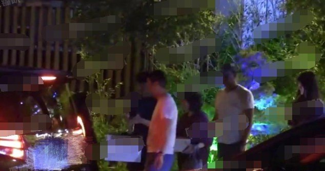 Dân mạng thắc mắc khi không thấy bóng dáng của Vương Phi tại sinh nhật con gái.