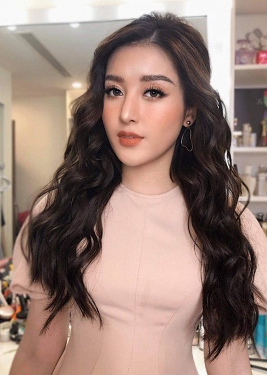 Á hậu Huyền My