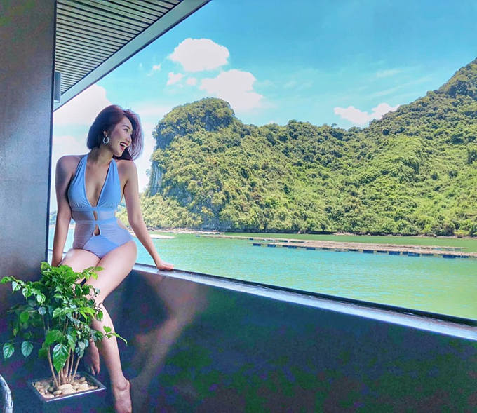 Diễn viên Thúy Ngân khoe dáng với bikini.