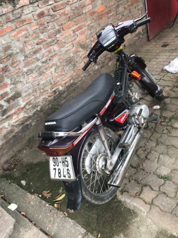 Chiếc xe Honda Dream do Phương điều khiển nhằm 