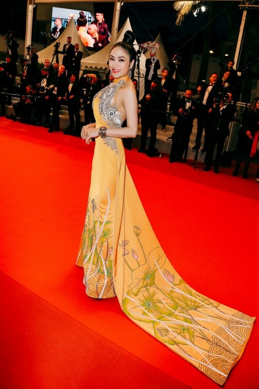 top-6-bo-ao-dai-day-sang-trong-va-quyen-luc-tren-tham-do-lhp-cannes