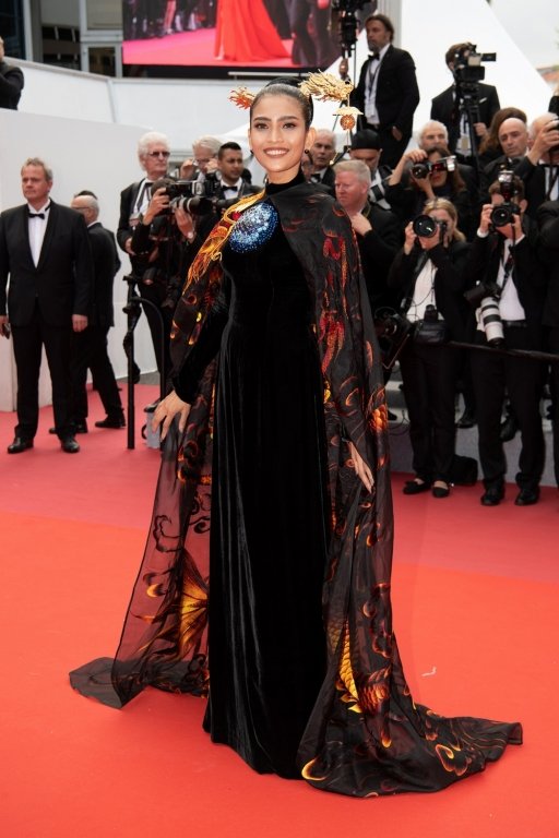 top-6-bo-ao-dai-day-sang-trong-va-quyen-luc-tren-tham-do-lhp-cannes