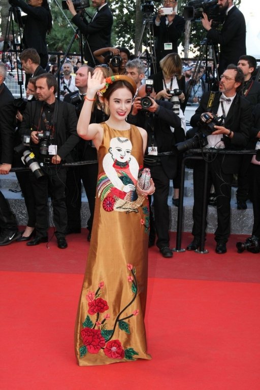 top-6-bo-ao-dai-day-sang-trong-va-quyen-luc-tren-tham-do-lhp-cannes