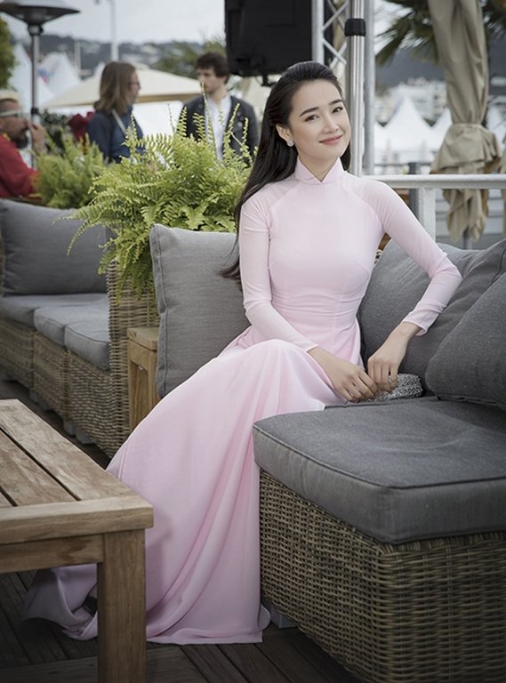 top-6-bo-ao-dai-day-sang-trong-va-quyen-luc-tren-tham-do-lhp-cannes