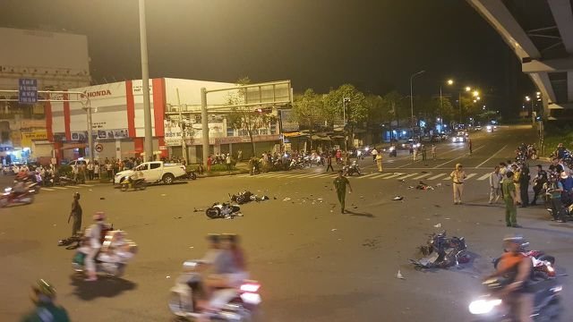 Hiện trường vụ tai nạn liên hoàn ở Hàng Xanh.