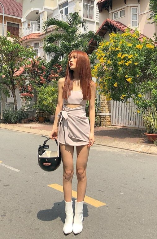 Dưới hình ảnh mới nhất Han Sara chia sẻ trên trang cá nhân, hầu hết bình luận xoay quanh ngoại hình của cô. Nhiều đồng nghiệp như Erik, Orange, Dương Quốc Anh... nhận xét cô quá gầy và cần chăm sóc sức khỏe.
