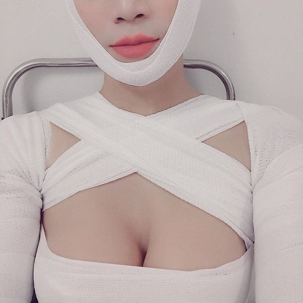 BB Trần gây xôn xao khi tung bức ảnh mới kèm dòng chia sẻ trong phòng phẫu thuật thu hút sự chú ý: 
